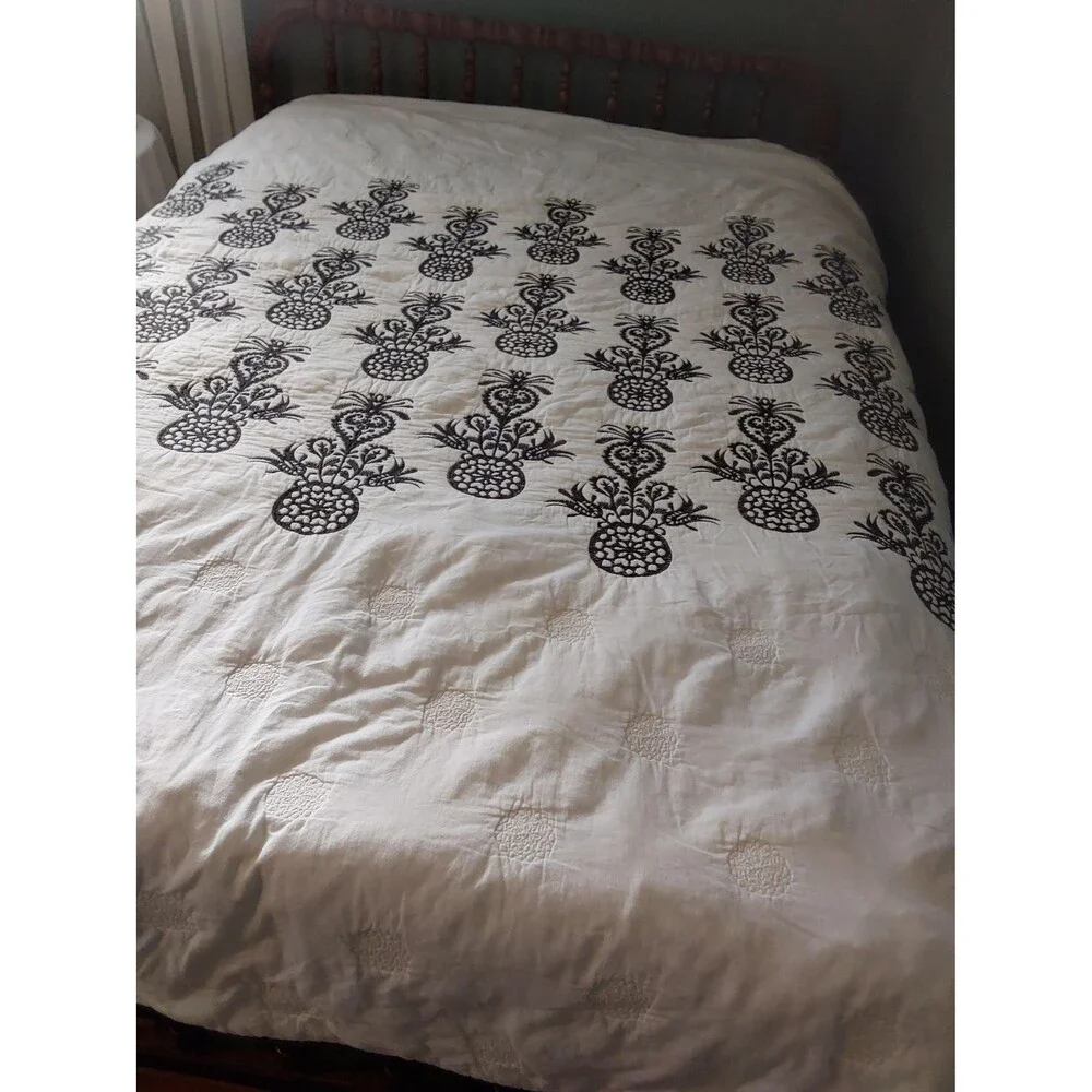 Vintage Black & White Floral Vase Print Quilted Spread